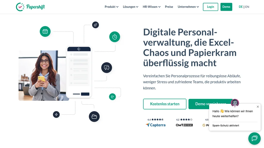 Papershift Schichtplanung-Software: Hand hält Smartphone mit Dienstplan-App vor App-Store-Downloadbuttons (Screenshot August 2026)