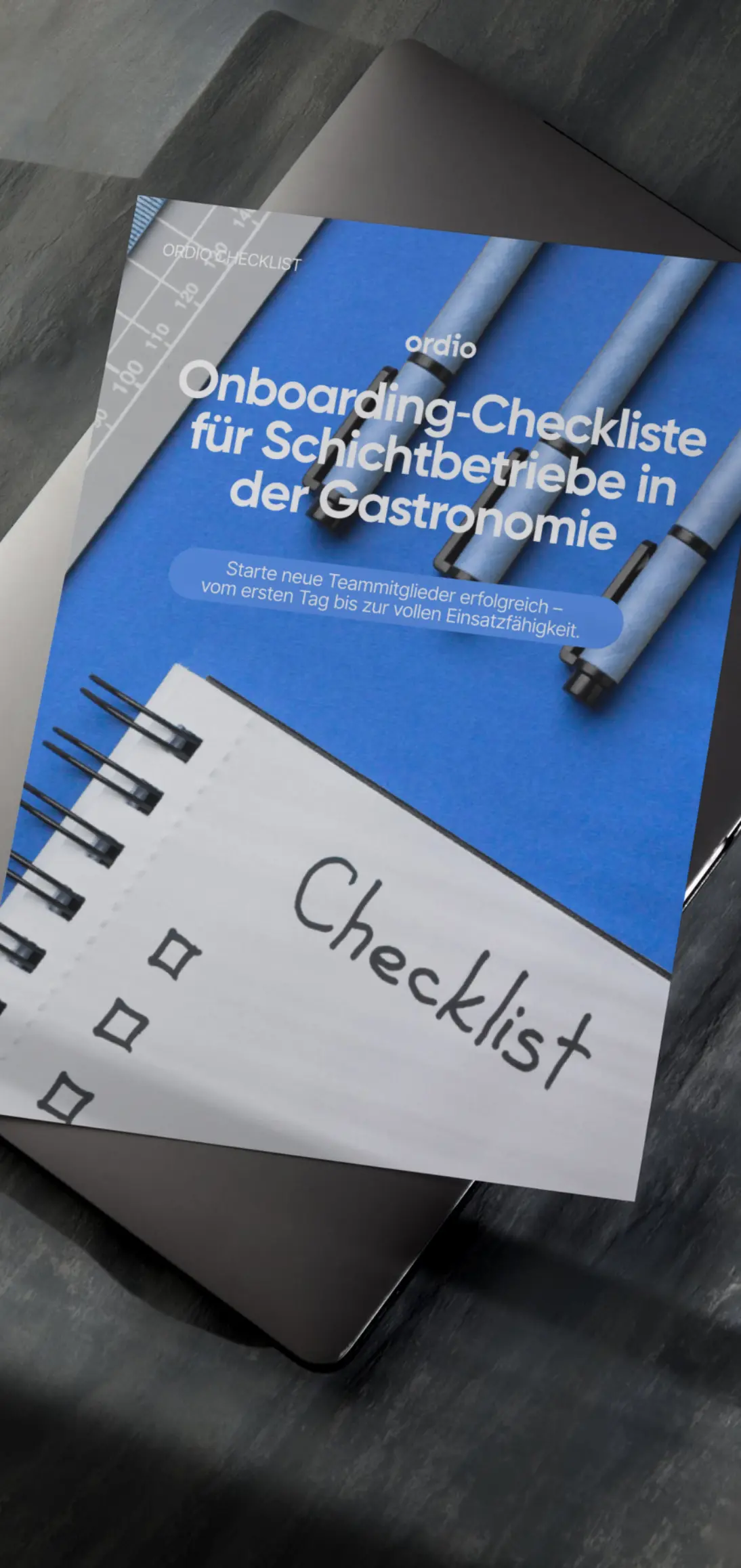 Ordio Onboarding-Checkliste für Gastronomie-Schichtbetriebe auf einem Tablet mit Checklisten-Notizblock