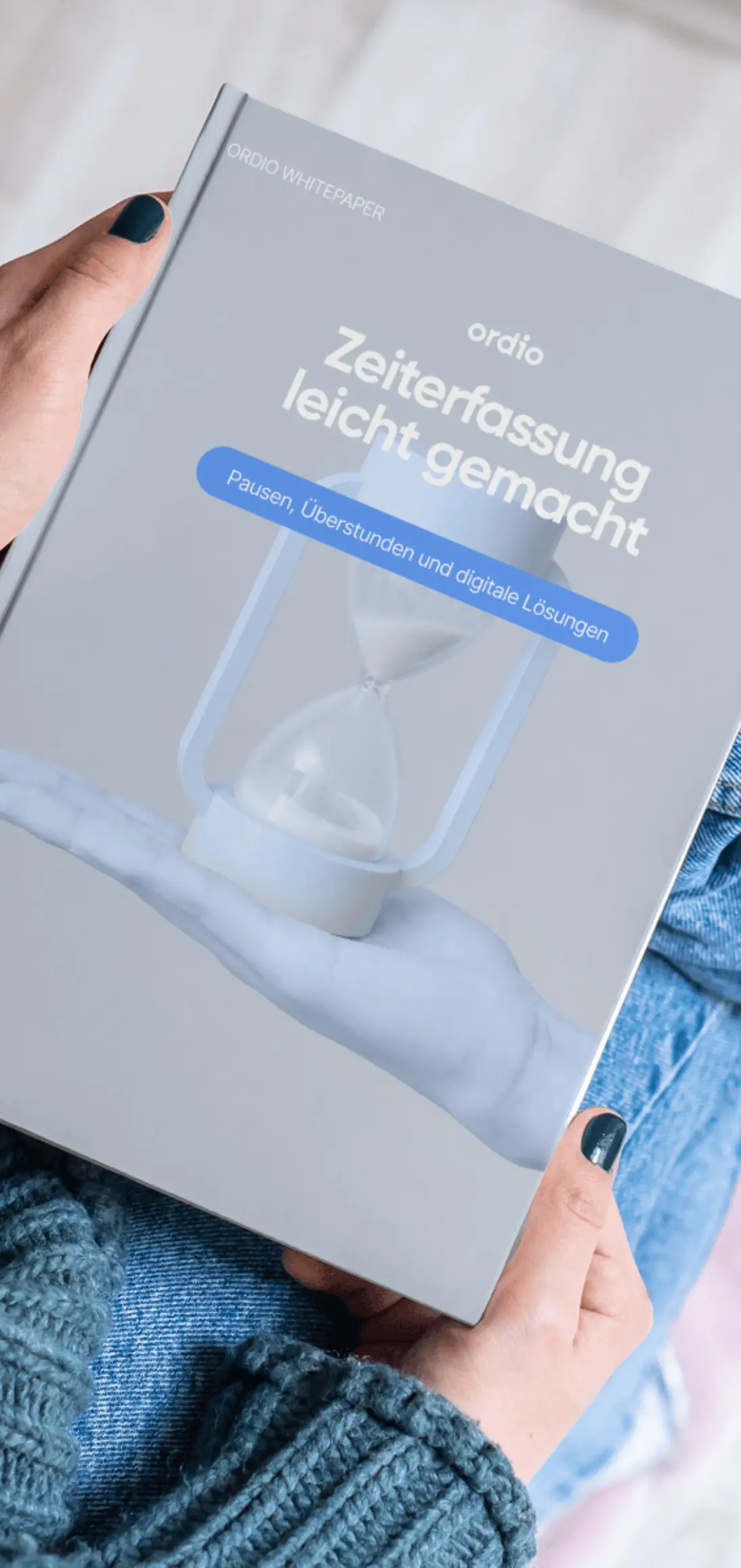 Ordio-Whitepaper Zeiterfassung leicht gemacht – Titelseite mit Sanduhr zu Pausen, Überstunden und digitaler Erfassung