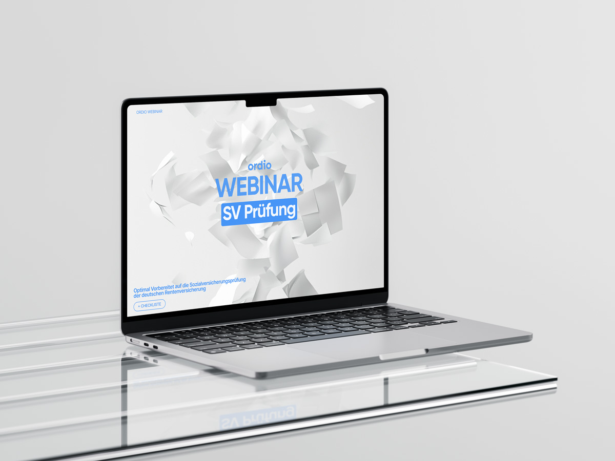 Ordio-Webinar SV-Prüfung: Laptop mit Checkliste zur Sozialversicherungsprüfung der Rentenversicherung
